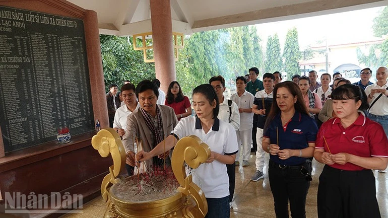 Nghệ sĩ Thành phố Hồ Chí Minh trao đổi về các vấn đề sân khấu tại Chiến khu Đ Nghệ sĩ Thành phố Hồ Chí Minh trao đổi về các vấn đề sân khấu tại Chiến khu Đ