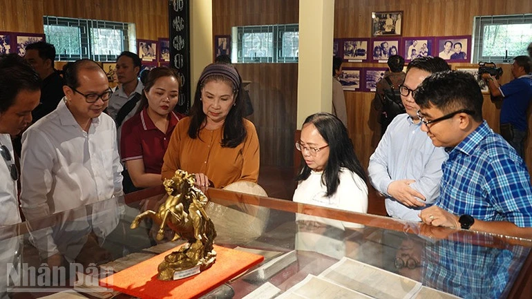 Nghệ sĩ Thành phố Hồ Chí Minh trao đổi về các vấn đề sân khấu tại Chiến khu Đ Nghệ sĩ Thành phố Hồ Chí Minh trao đổi về các vấn đề sân khấu tại Chiến khu Đ