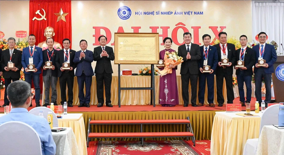 Nghệ sĩ Thu Đông tái đắc cử Chủ tịch Hội Nghệ sĩ nhiếp ảnh Việt Nam