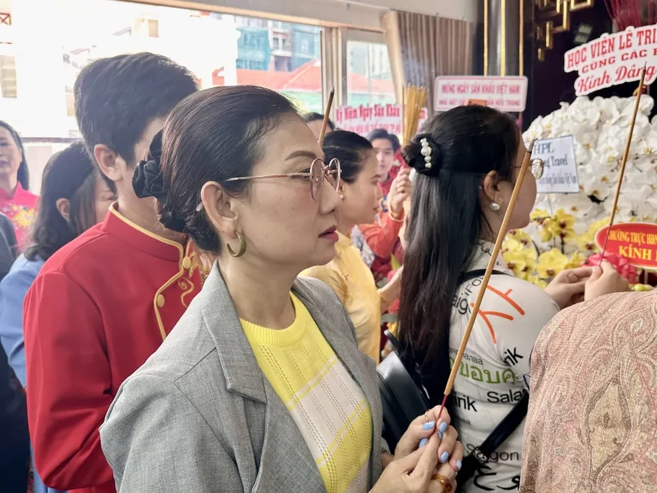 Nghệ sĩ TPHCM thành kính tri ân Tổ nghiệp sân khấu Nghệ sĩ TPHCM thành kính tri ân Tổ nghiệp sân khấu