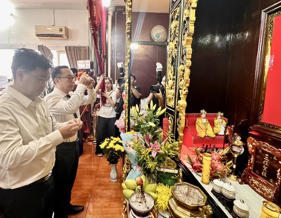 Nghệ sĩ TPHCM thành kính tri ân Tổ nghiệp sân khấu Nghệ sĩ TPHCM thành kính tri ân Tổ nghiệp sân khấu