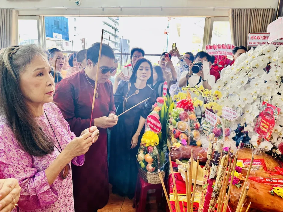 Nghệ sĩ TPHCM thành kính tri ân Tổ nghiệp sân khấu Nghệ sĩ TPHCM thành kính tri ân Tổ nghiệp sân khấu