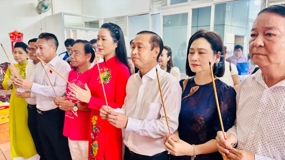 Nghệ sĩ TPHCM thành kính tri ân Tổ nghiệp sân khấu Nghệ sĩ TPHCM thành kính tri ân Tổ nghiệp sân khấu