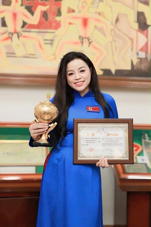 Nghệ sĩ Ưu tú Tố Nga xuất sắc giành Cúp Vàng Liên hoan Nghệ thuật quốc tế Nghệ sĩ Ưu tú Tố Nga xuất sắc giành Cúp Vàng Liên hoan Nghệ thuật quốc tế