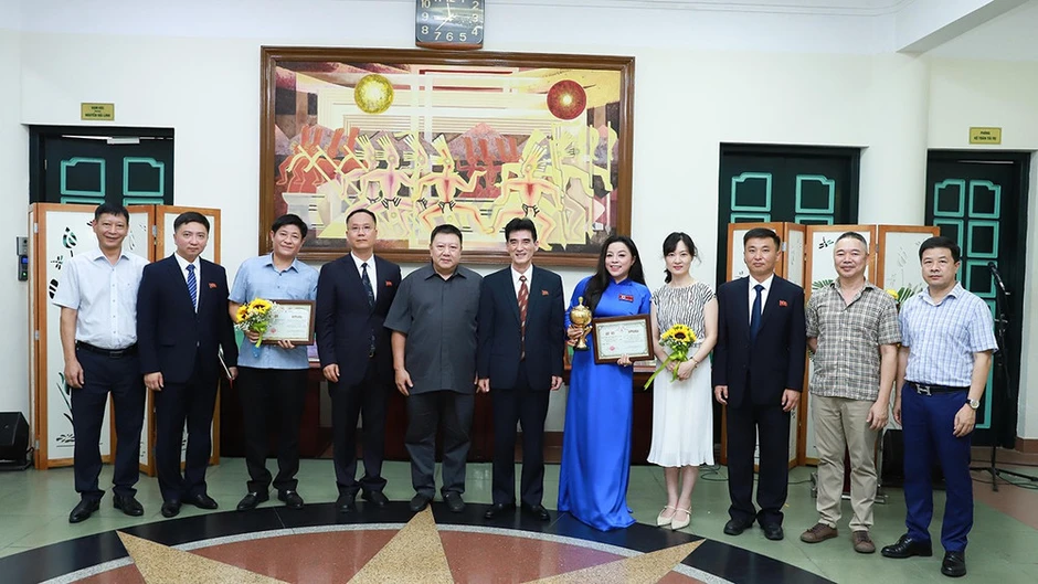 Nghệ sĩ Ưu tú Tố Nga xuất sắc giành Cúp Vàng Liên hoan Nghệ thuật quốc tế Nghệ sĩ Ưu tú Tố Nga xuất sắc giành Cúp Vàng Liên hoan Nghệ thuật quốc tế
