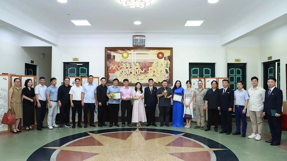 Nghệ sĩ Ưu tú Tố Nga xuất sắc giành Cúp Vàng Liên hoan Nghệ thuật quốc tế Nghệ sĩ Ưu tú Tố Nga xuất sắc giành Cúp Vàng Liên hoan Nghệ thuật quốc tế