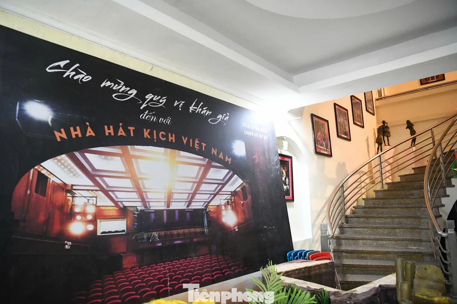 Ngự trên khu đất vàng, Nhà hát Kịch Việt Nam xập xệ, mưa dột tứ phía