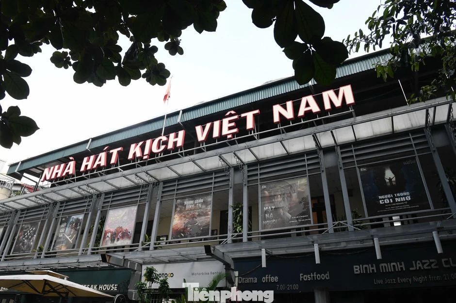 Ngự trên khu đất vàng, Nhà hát Kịch Việt Nam xập xệ, mưa dột tứ phía