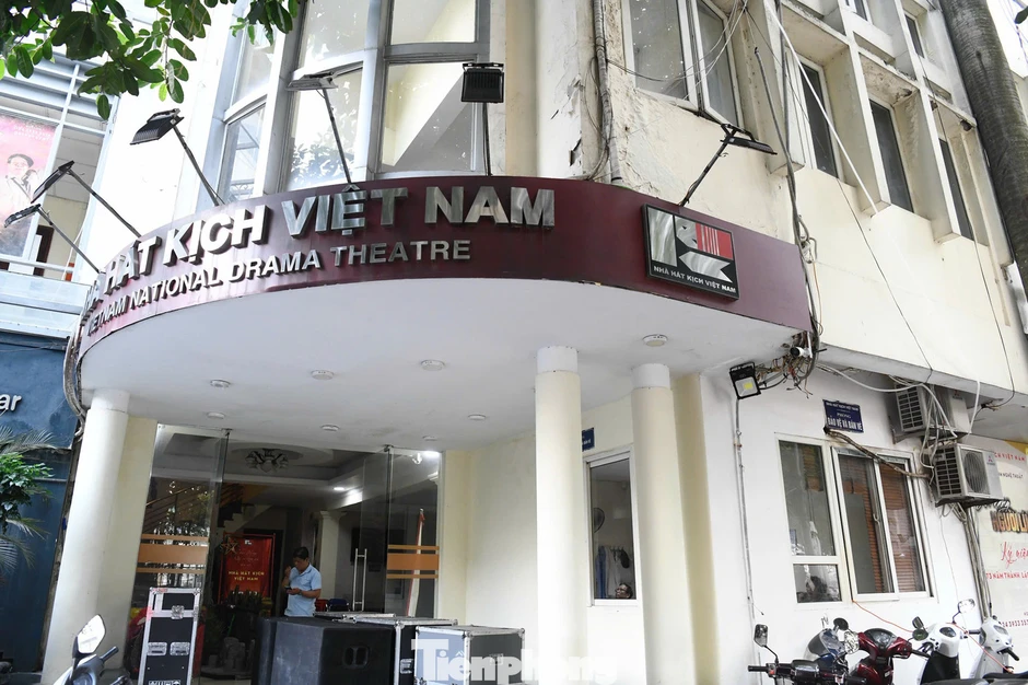 Ngự trên khu đất vàng, Nhà hát Kịch Việt Nam xập xệ, mưa dột tứ phía