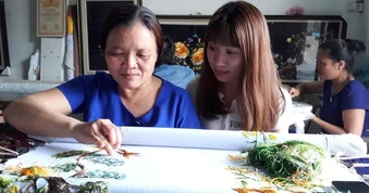 Người nghệ nhân khuyết tật giữ hồn chỉ lụa