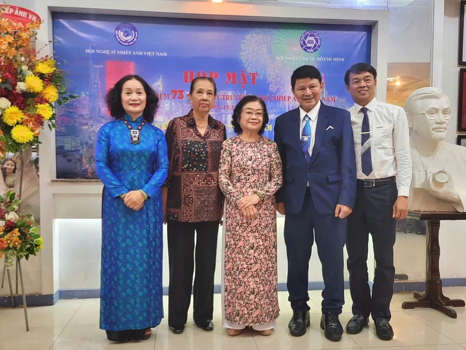 Nguyễn Á nhận tước hiệu Nghệ sĩ Nhiếp ảnh đặc biệt xuất sắc Nguyễn Á nhận tước hiệu Nghệ sĩ Nhiếp ảnh đặc biệt xuất sắc