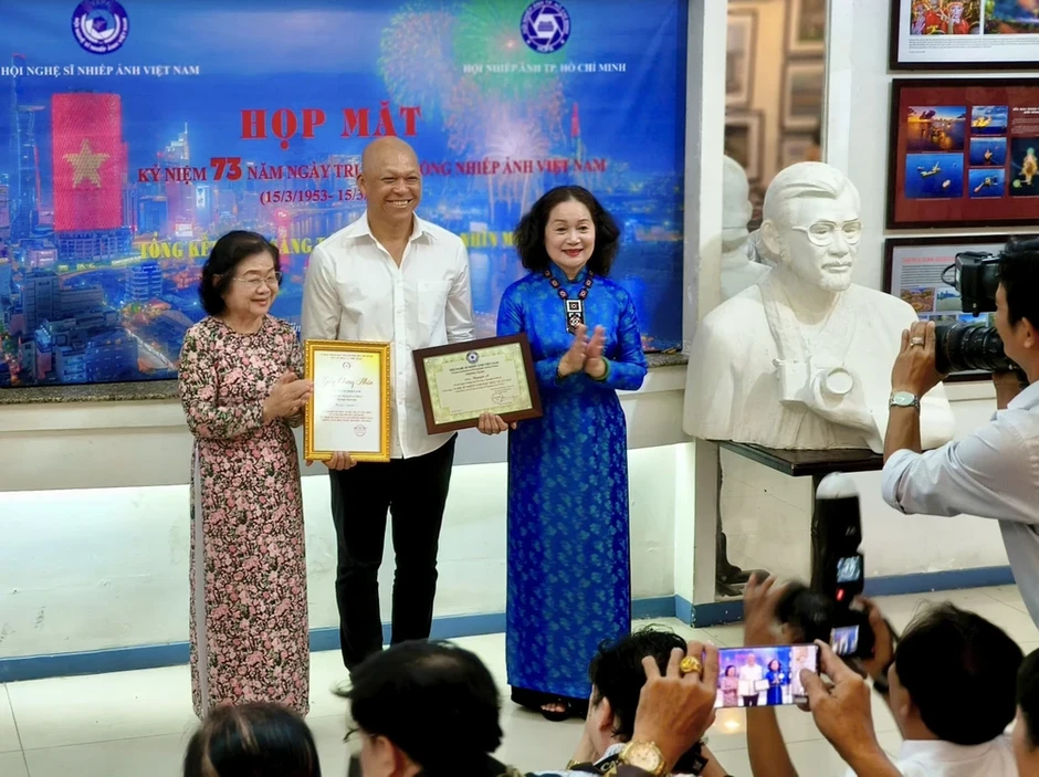 Nguyễn Á nhận tước hiệu Nghệ sĩ Nhiếp ảnh đặc biệt xuất sắc Nguyễn Á nhận tước hiệu Nghệ sĩ Nhiếp ảnh đặc biệt xuất sắc