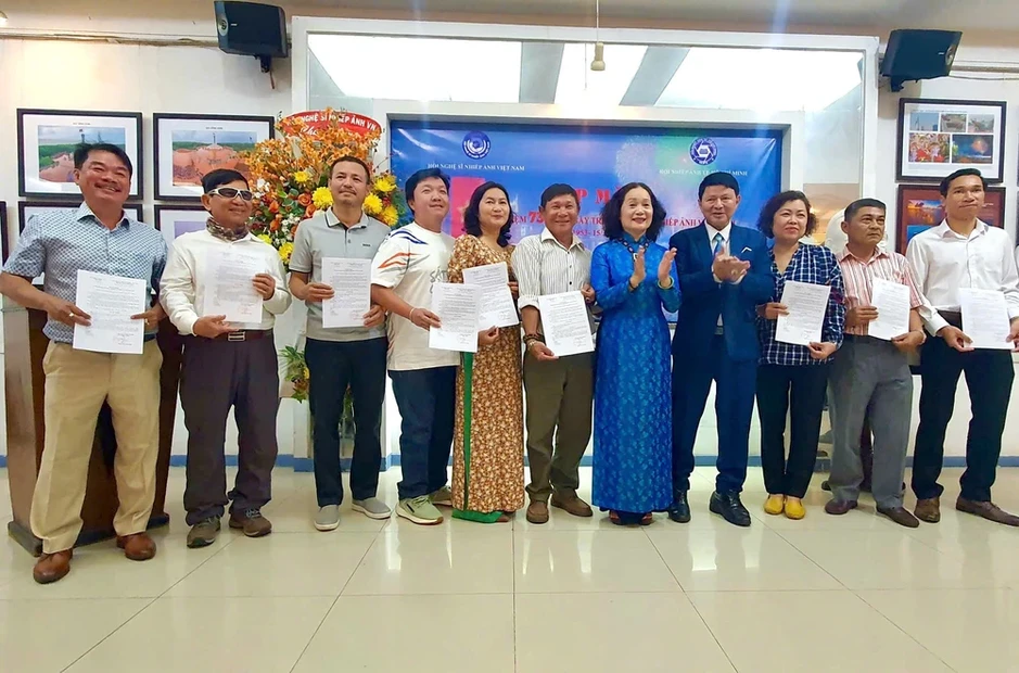 Nguyễn Á nhận tước hiệu Nghệ sĩ Nhiếp ảnh đặc biệt xuất sắc Nguyễn Á nhận tước hiệu Nghệ sĩ Nhiếp ảnh đặc biệt xuất sắc