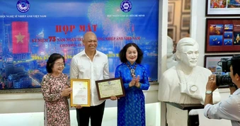 Nguyễn Á nhận tước hiệu Nghệ sĩ Nhiếp ảnh đặc biệt xuất sắc
