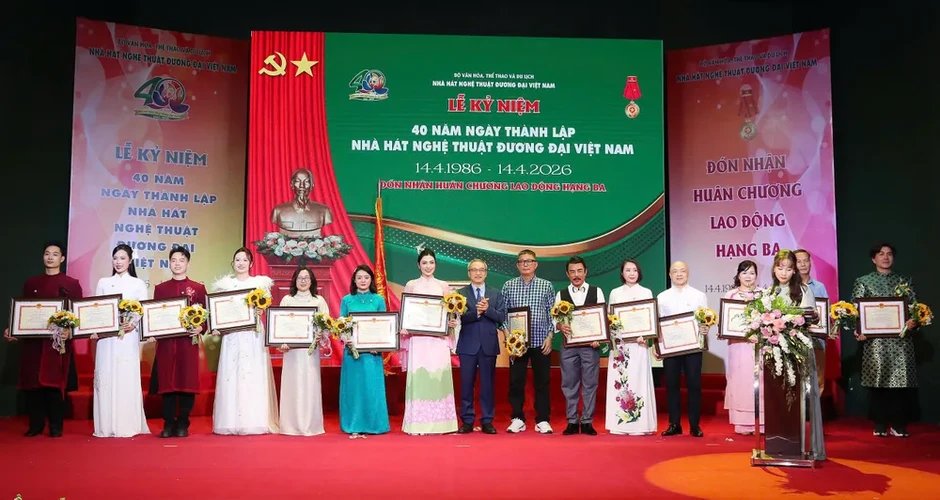Nhà hát 40 năm tuổi bên Hồ Gươm đón Huân chương Lao động hạng Ba