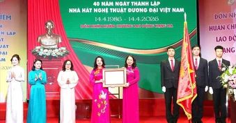 Nhà hát 40 năm tuổi bên Hồ Gươm đón Huân chương Lao động hạng Ba