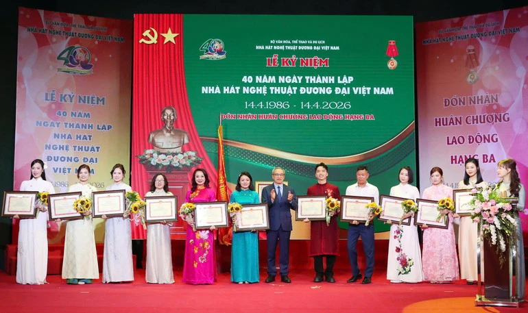 Nhà hát Nghệ thuật đương đại Việt Nam đón Huân chương Lao động hạng Ba