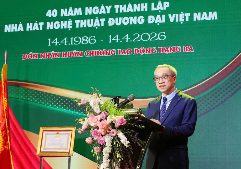 Nhà hát Nghệ thuật đương đại Việt Nam đón Huân chương Lao động hạng Ba