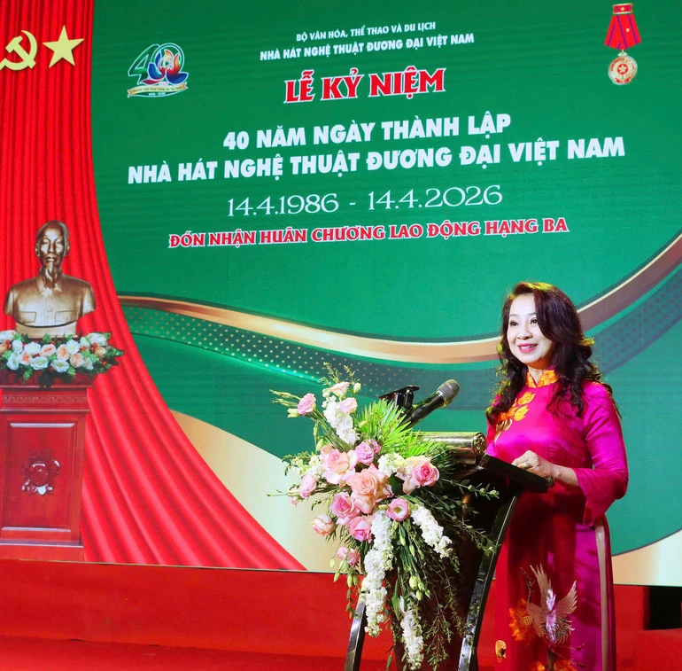 Nhà hát Nghệ thuật đương đại Việt Nam đón Huân chương Lao động hạng Ba
