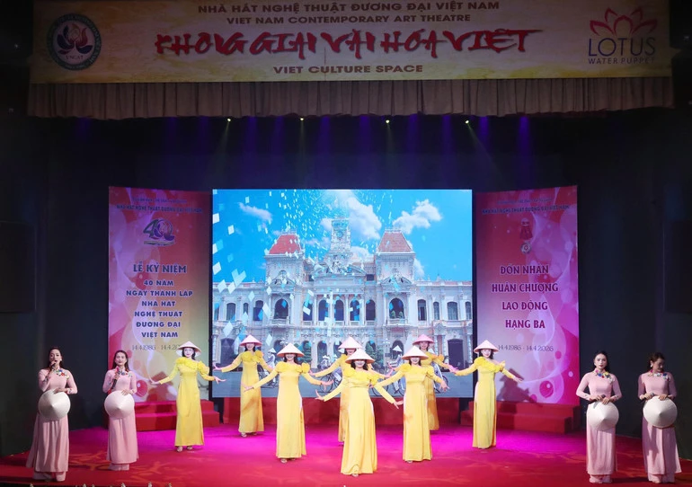 Nhà hát Nghệ thuật đương đại Việt Nam đón Huân chương Lao động hạng Ba