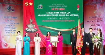 Nhà hát Nghệ thuật đương đại Việt Nam đón Huân chương Lao động hạng Ba