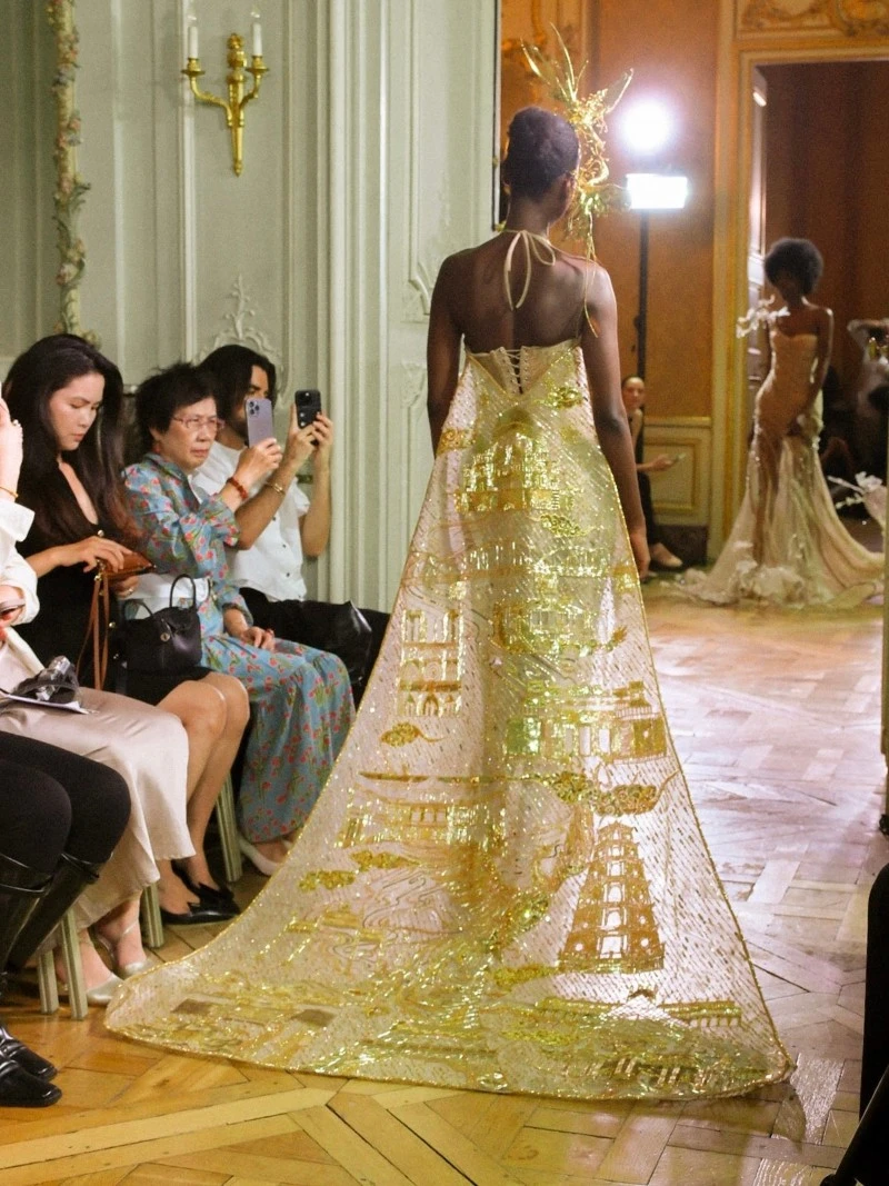 Nhà mốt Việt đưa ký ức Huế lên sàn diễn Paris Nhà mốt Việt đưa ký ức Huế lên sàn diễn Paris