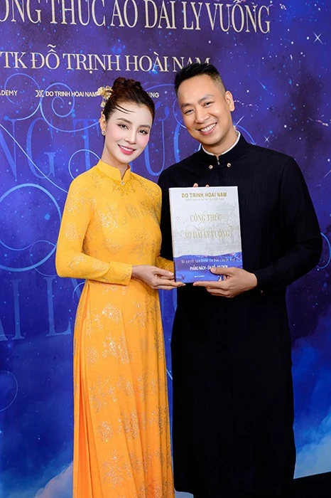 Nhà thiết kế Đỗ Trịnh Hoài Nam nhận Kỷ lục toàn cầu cho công trình “Công thức Áo dài ly vuông” Nhà thiết kế Đỗ Trịnh Hoài Nam nhận Kỷ lục toàn cầu cho công trình “Công thức Áo dài ly vuông”