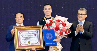 Nhà thiết kế Đỗ Trịnh Hoài Nam nhận Kỷ lục toàn cầu cho công trình “Công thức Áo dài ly vuông”