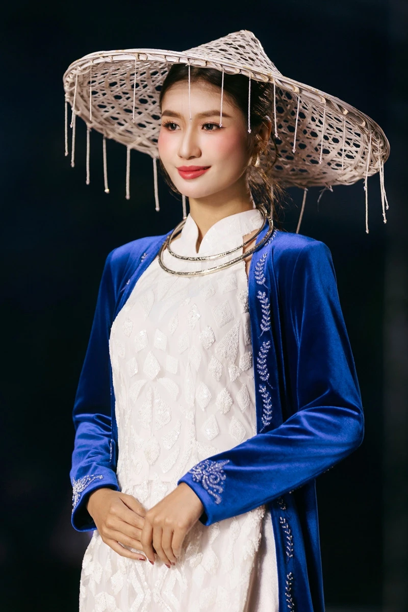 Nhà thiết kế người Tày mang tơ sen đắt đỏ bậc nhất đến Lễ hội Áo dài Nhà thiết kế người Tày mang tơ sen đắt đỏ bậc nhất đến Lễ hội Áo dài