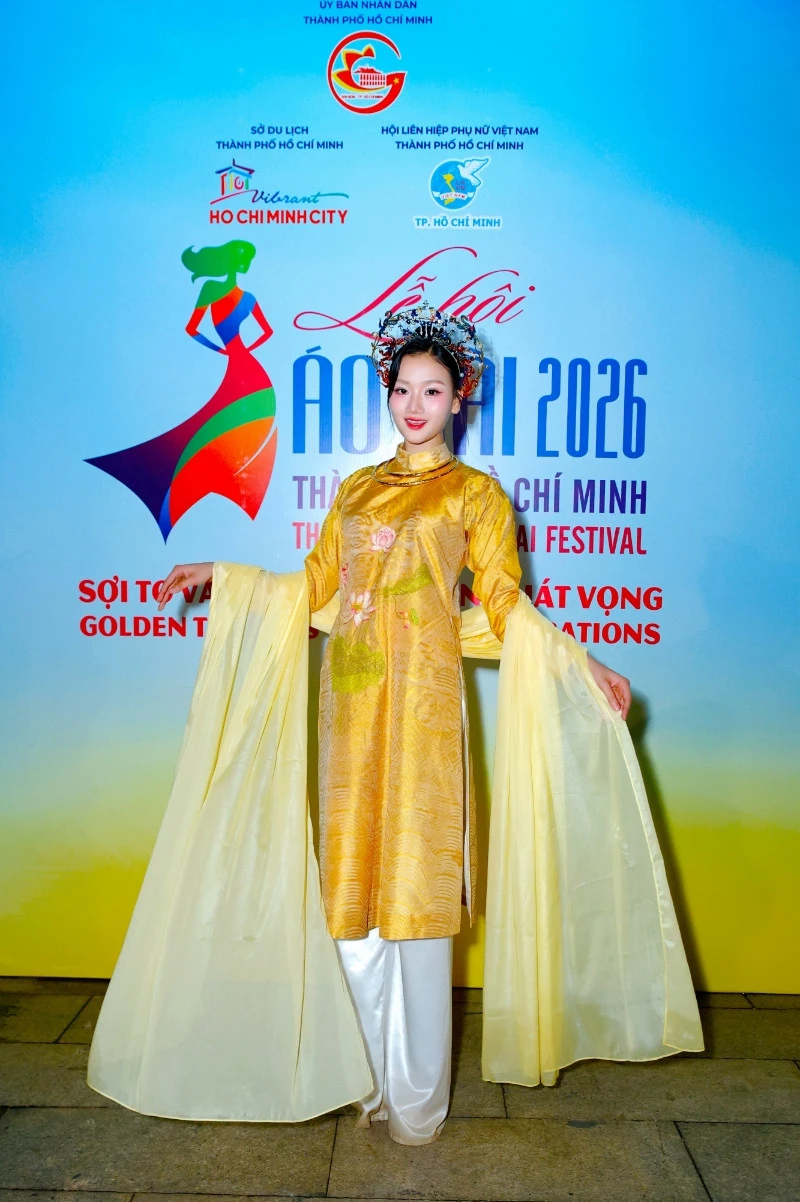Nhà thiết kế người Tày mang tơ sen đắt đỏ bậc nhất đến Lễ hội Áo dài Nhà thiết kế người Tày mang tơ sen đắt đỏ bậc nhất đến Lễ hội Áo dài