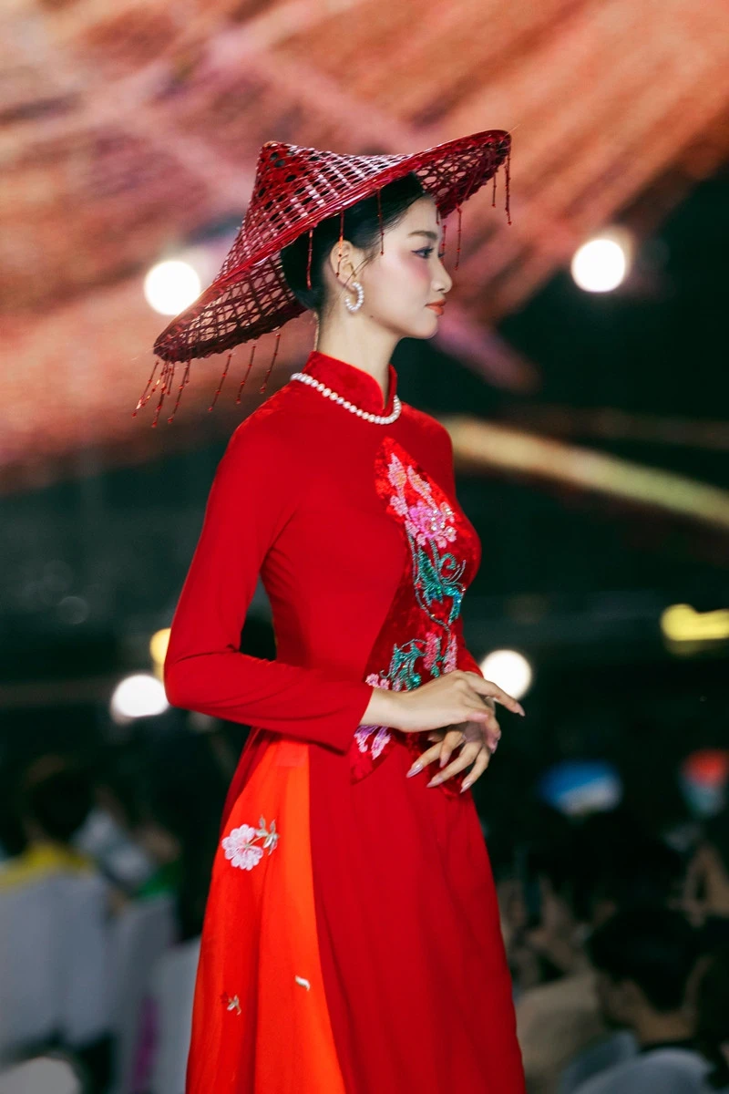 Nhà thiết kế người Tày mang tơ sen đắt đỏ bậc nhất đến Lễ hội Áo dài Nhà thiết kế người Tày mang tơ sen đắt đỏ bậc nhất đến Lễ hội Áo dài