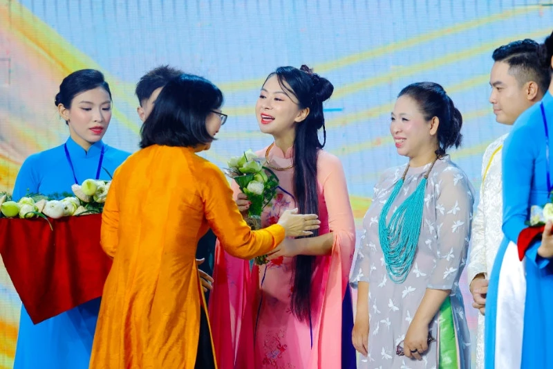 Nhà thiết kế người Tày mang tơ sen đắt đỏ bậc nhất đến Lễ hội Áo dài Nhà thiết kế người Tày mang tơ sen đắt đỏ bậc nhất đến Lễ hội Áo dài