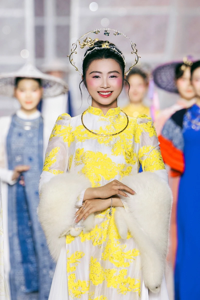 Nhà thiết kế người Tày mang tơ sen đắt đỏ bậc nhất đến Lễ hội Áo dài Nhà thiết kế người Tày mang tơ sen đắt đỏ bậc nhất đến Lễ hội Áo dài