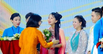 Nhà thiết kế người Tày mang tơ sen đắt đỏ bậc nhất đến Lễ hội Áo dài