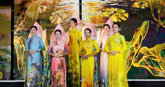 Nhà thiết kế Thoa Trần và câu chuyện “Hà Nội 12 mùa hoa” qua những thiết kế áo dài đặc sắc