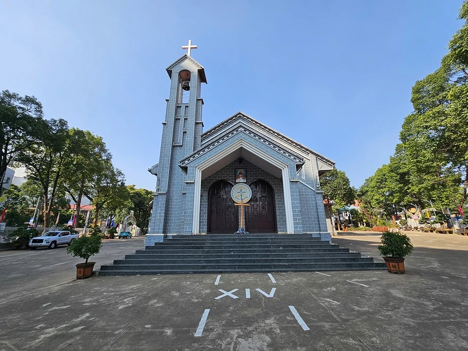 Nhà thờ Chính tòa Buôn Ma Thuột - kiến trúc nhà dài Ê Đê truyền thống Nhà thờ Chính tòa Buôn Ma Thuột - kiến trúc nhà dài Ê Đê truyền thống