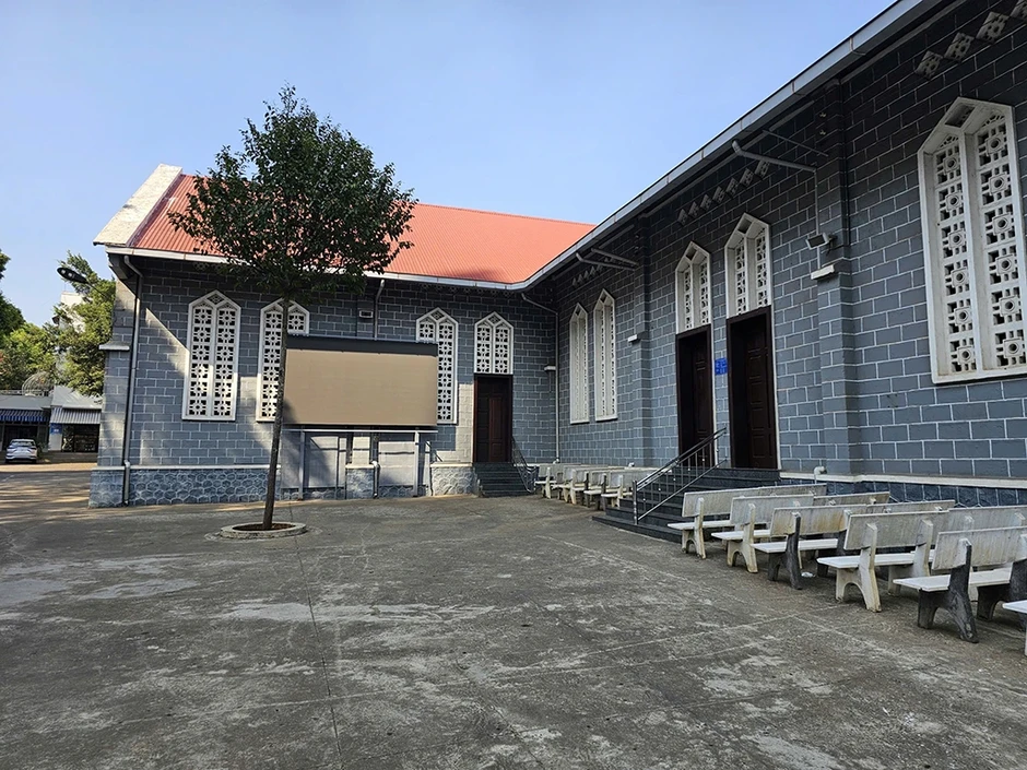 Nhà thờ Chính tòa Buôn Ma Thuột - kiến trúc nhà dài Ê Đê truyền thống Nhà thờ Chính tòa Buôn Ma Thuột - kiến trúc nhà dài Ê Đê truyền thống