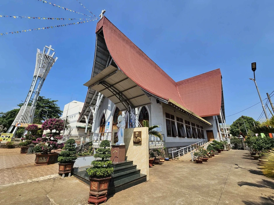 Nhà thờ Dũng Lạc - giao thoa giữa kiến trúc châu Âu và nhà rông Tây nguyên Nhà thờ Dũng Lạc - giao thoa giữa kiến trúc châu Âu và nhà rông Tây nguyên