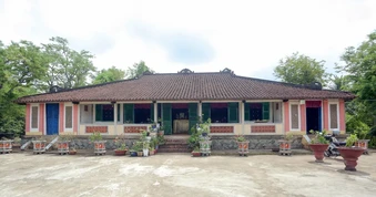 Nhà Trăm Cột - công trình giao thoa giữa kiến trúc Nam bộ và nhà rường Huế