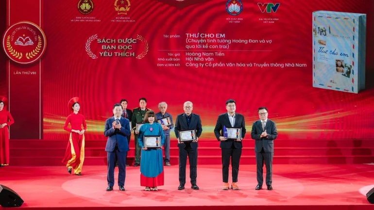 Nhà xuất bản Hội Nhà văn bội thu giải thưởng văn học Nhà xuất bản Hội Nhà văn bội thu giải thưởng văn học