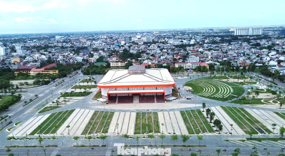 Nhìn gần quảng trường văn hóa, thể thao gần 200 tỷ đồng sắp bàn giao