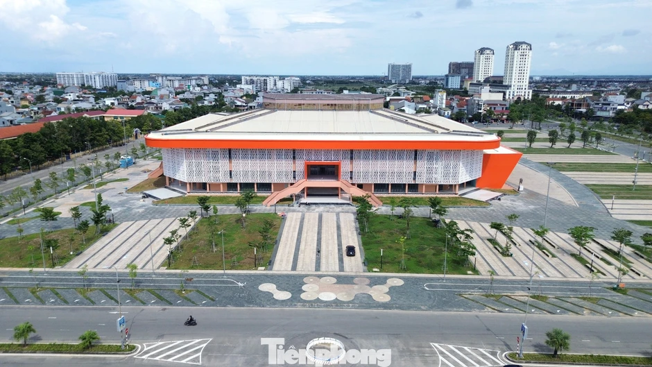 Nhìn gần quảng trường văn hóa, thể thao gần 200 tỷ đồng sắp bàn giao