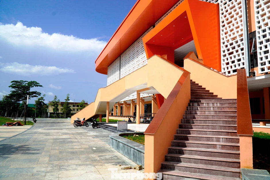 Nhìn gần quảng trường văn hóa, thể thao gần 200 tỷ đồng sắp bàn giao