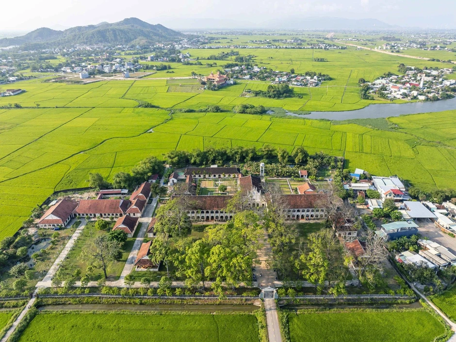 Những nhà thờ độc đáo: Làng Sông - nơi chữ Quốc ngữ in dấu hơn một thế kỷ Những nhà thờ độc đáo: Làng Sông - nơi chữ Quốc ngữ in dấu hơn một thế kỷ
