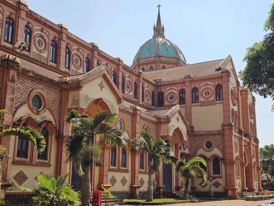 Những nhà thờ độc đáo: Nhà thờ Buôn Hồ - kiệt tác Gothic giữa Tây nguyên Những nhà thờ độc đáo: Nhà thờ Buôn Hồ - kiệt tác Gothic giữa Tây nguyên