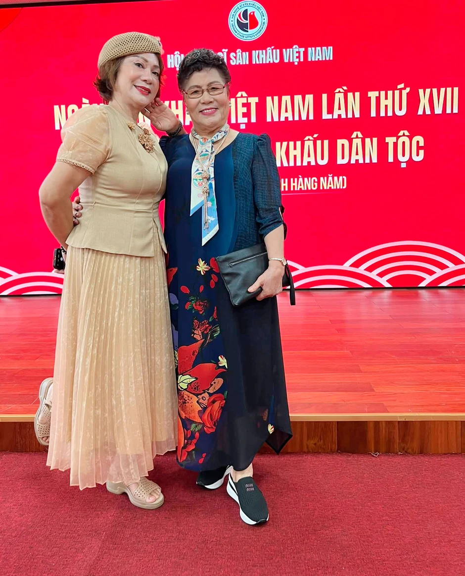 NSND Hương Dung và NSND Tâm Chính vui mừng ngày hội ngộ NSND Hương Dung và NSND Tâm Chính vui mừng ngày hội ngộ