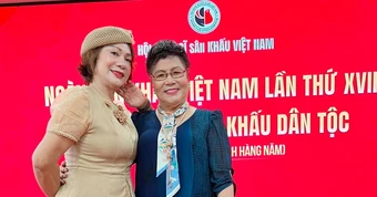 NSND Hương Dung và NSND Tâm Chính vui mừng ngày hội ngộ