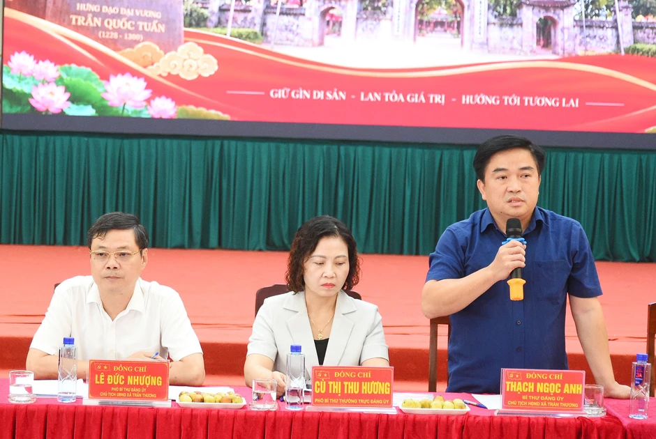 NSND Thanh Ngoan, NSƯT Việt Hoàn hát ở lễ hội đền Trần Thương NSND Thanh Ngoan, NSƯT Việt Hoàn hát ở lễ hội đền Trần Thương