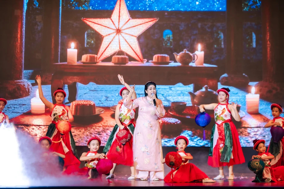 NSND Thanh Ngoan tuổi 60 'quẩy' tưng bừng, Vân Dung đại náo 'Trẩy hội trăng rằm' NSND Thanh Ngoan tuổi 60 'quẩy' tưng bừng, Vân Dung đại náo 'Trẩy hội trăng rằm'