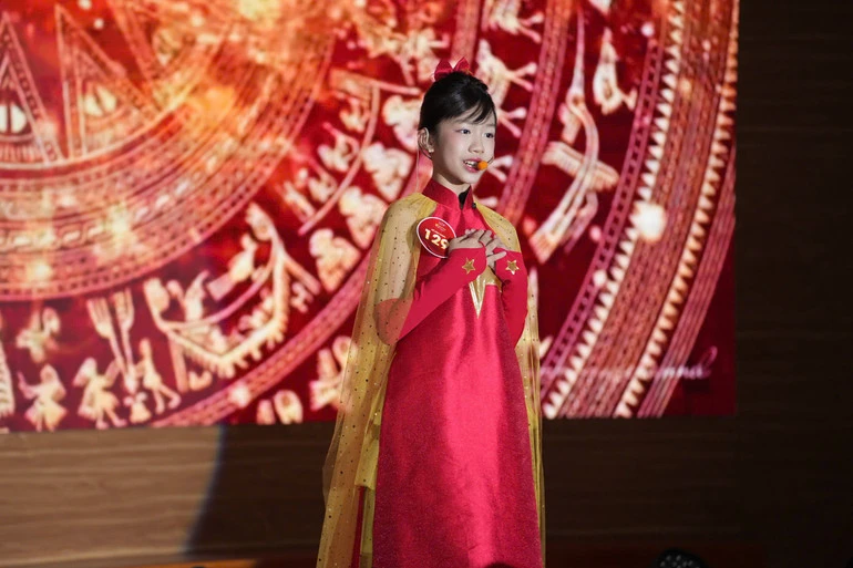 Nữ sinh lớp 7 đăng quang “Oanh Vàng kể chuyện”: Bản lĩnh từ sự tự tin và những “hình ảnh trong trí nhớ” Nữ sinh lớp 7 đăng quang “Oanh Vàng kể chuyện”: Bản lĩnh từ sự tự tin và những “hình ảnh trong trí nhớ”